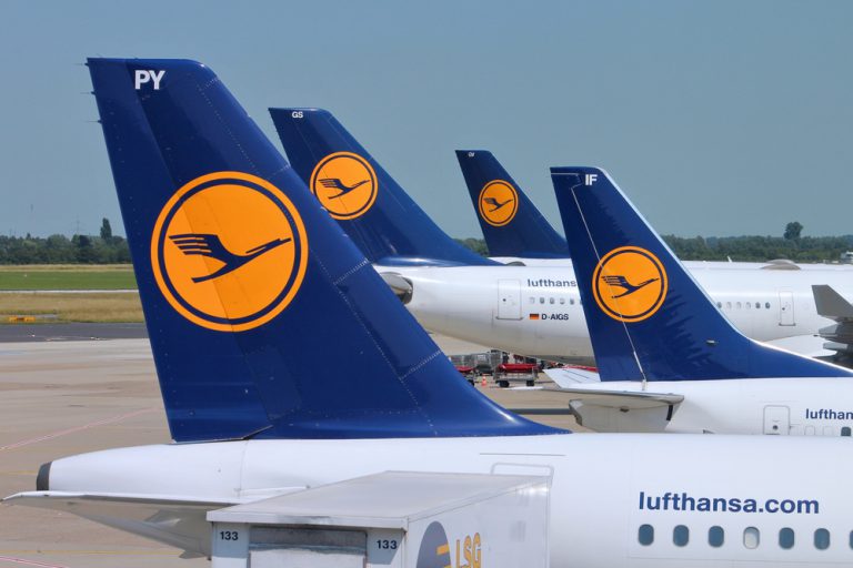 Lufthansa cuts Q4 growth forecast